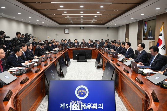 윤석열 대통령, 국무회의 마무리발언 통해 '온라인 플랫폼 공정화'를 위한 관련법 신속 추진 강조 기사 이미지