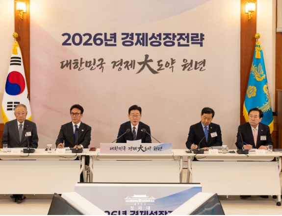 李 "올해 모든 분야서 성장…대도약 원년 돼야" 기사 이미지